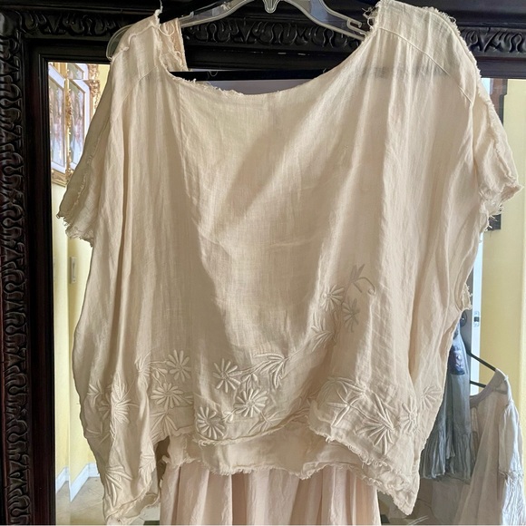 Magnolia Pearl Early Love Collection Embroidered Top - Picture 4 of 4